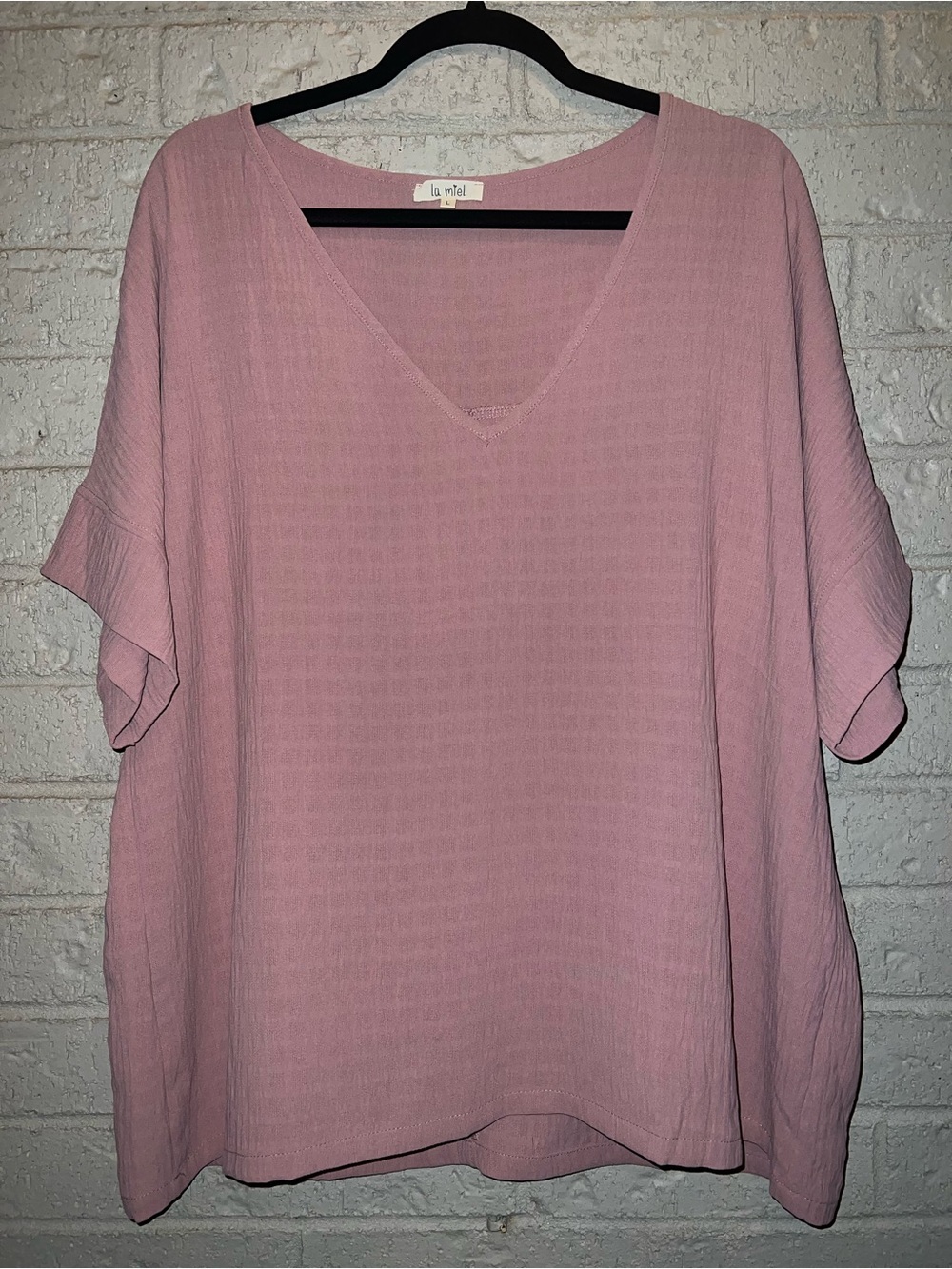 La Miel size Large V Neck textured airflow blouse
